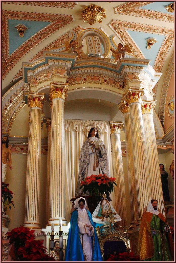 the statue is surrounded by statues of angels