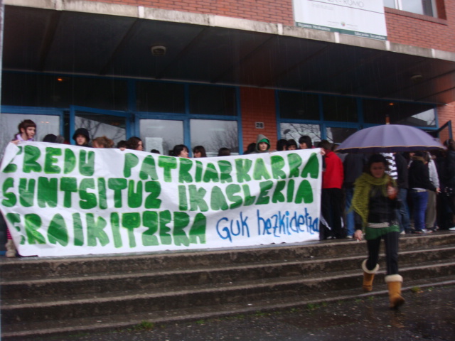 people carrying a banner that says green patatara, intrusparia