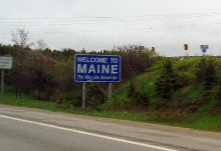 a welcome sign with the words maine next to it