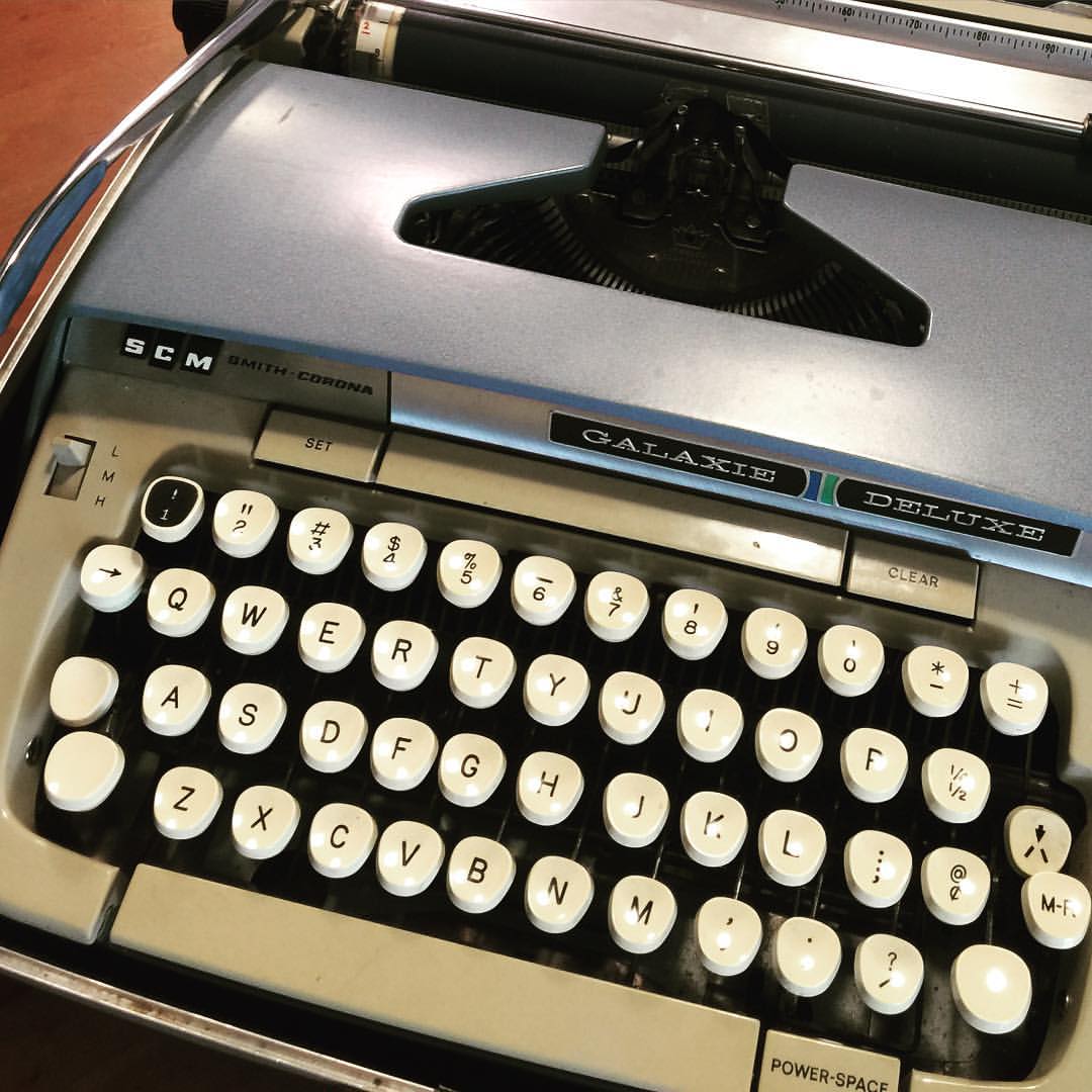 an old fashioned typewriter with it's keys on