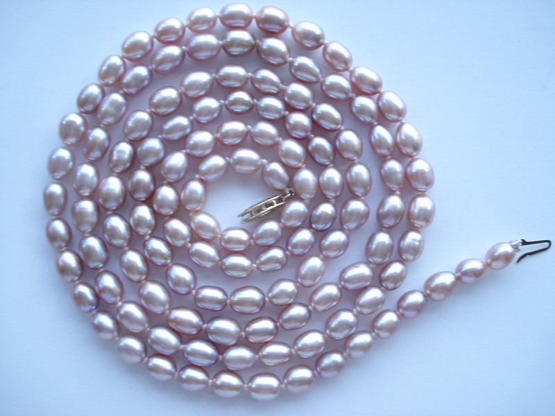 a white cultured pearl necklace with some dangling hooks