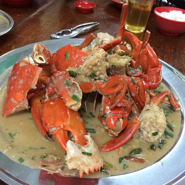 a plate full of crab on the table