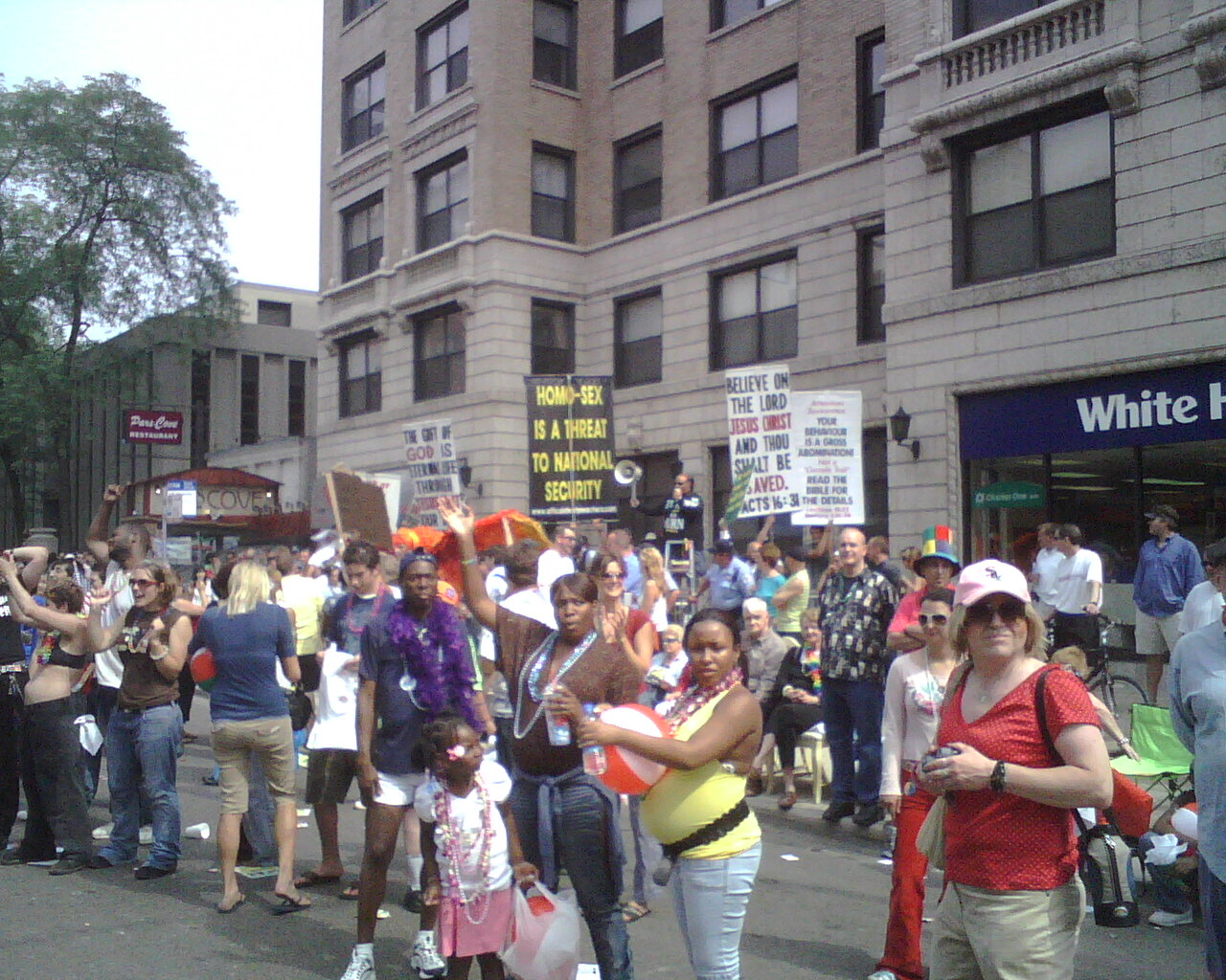 the crowd is celeting at the white house event