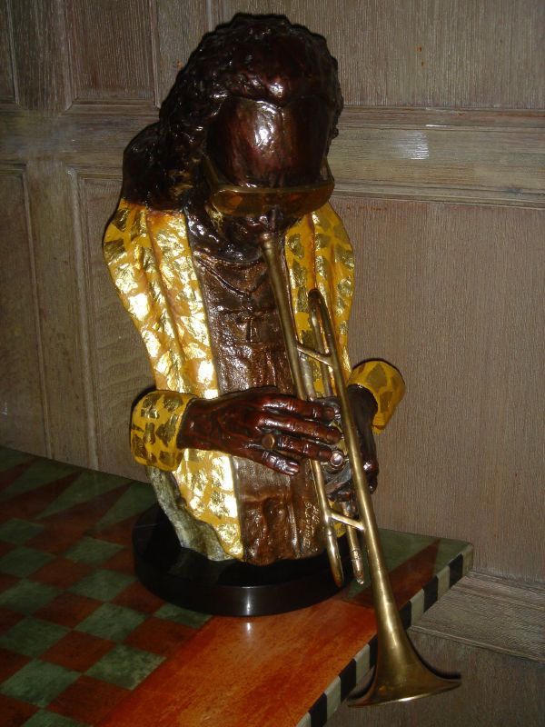 there is a small statue that has a musical instrument in it
