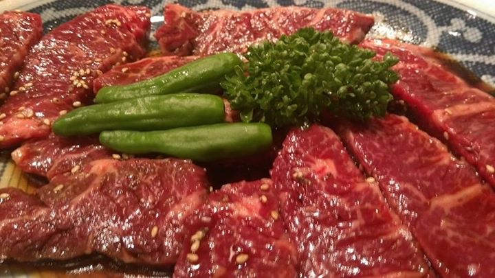 a close up of some meat and green beans