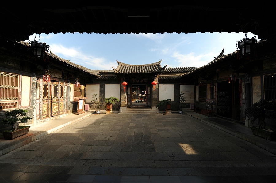 an asian courtyard with many chinese style architecture