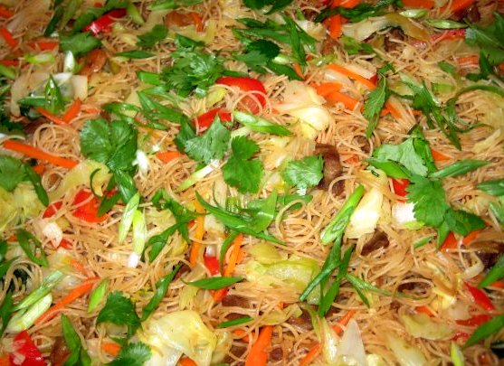 a salad is tossed with noodle and other vegetables