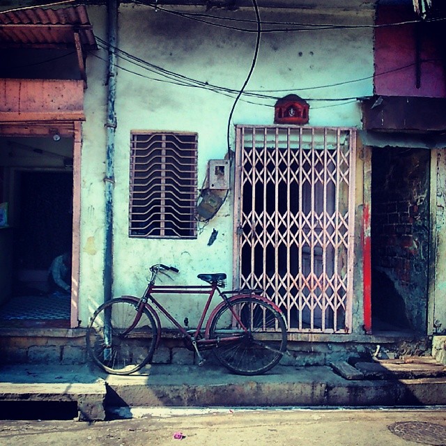 a bike is parked near a building on the street