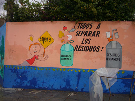 a mural on a wall that reads, todos a sparar los desdicos