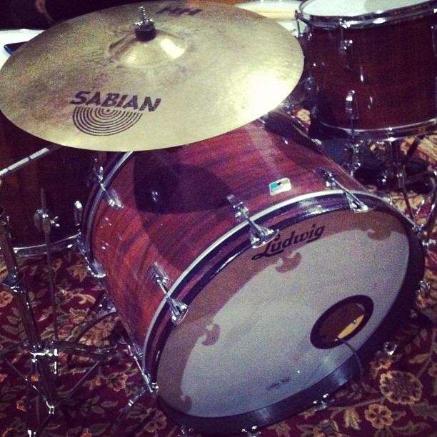 a yamaha s - custom, featuring a pair of cymbals