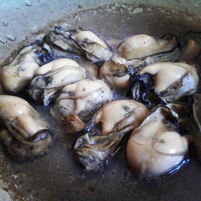 some cooked clams in sauce with oil