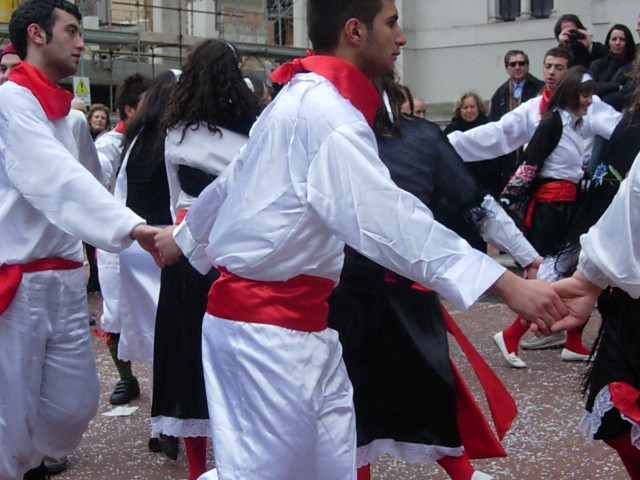 some people are dressed in traditional spanish attire