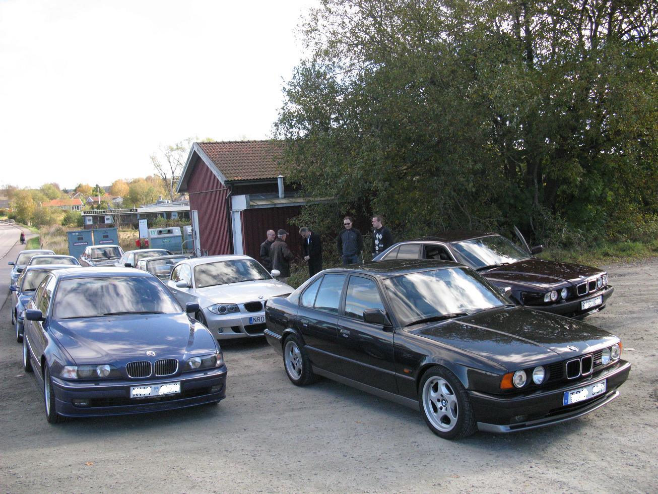 a group of cars parked next to each other in the parking lot