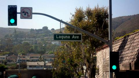 traffic lights that read laguna ave in english