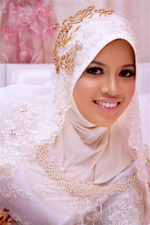 a woman wearing a white veil and a pearl