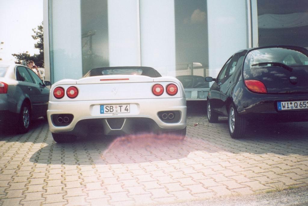 there are two cars that are parked near each other