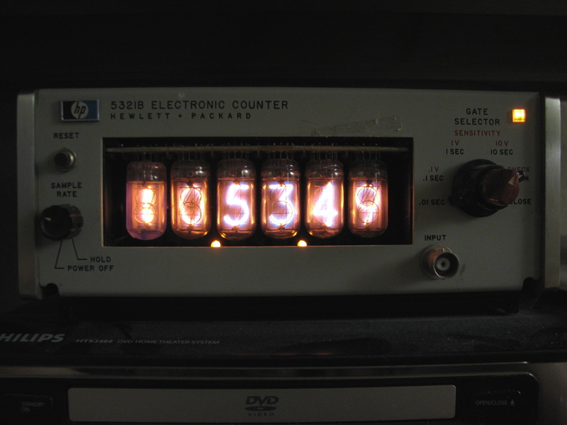 an old microwave oven with four burners displaying the time