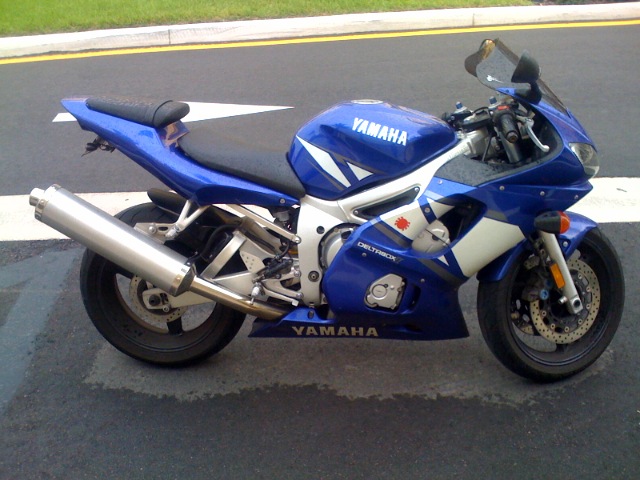 a yamaha motorcycle parked on the side of the road