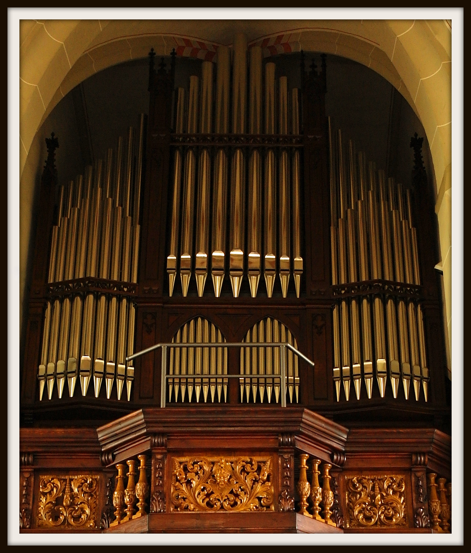 an organ that is sitting inside of a building