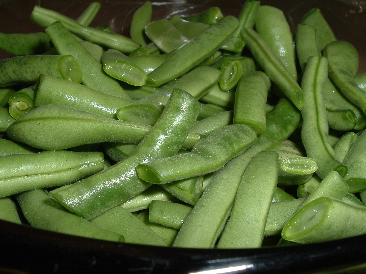 small pieces of green beans in a black bowl