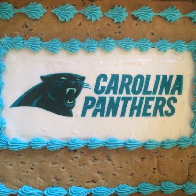 the decorated birthday cake has the name of the team