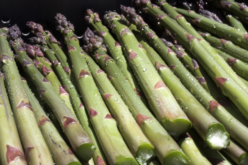 some asparagus are sitting in the middle of some stems