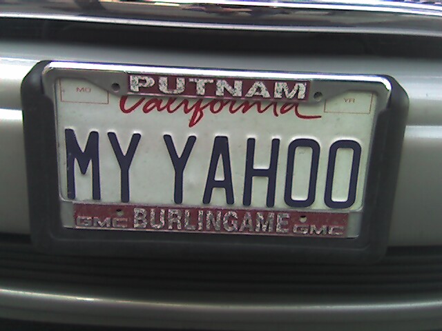 a plate that is placed in the rear of a car