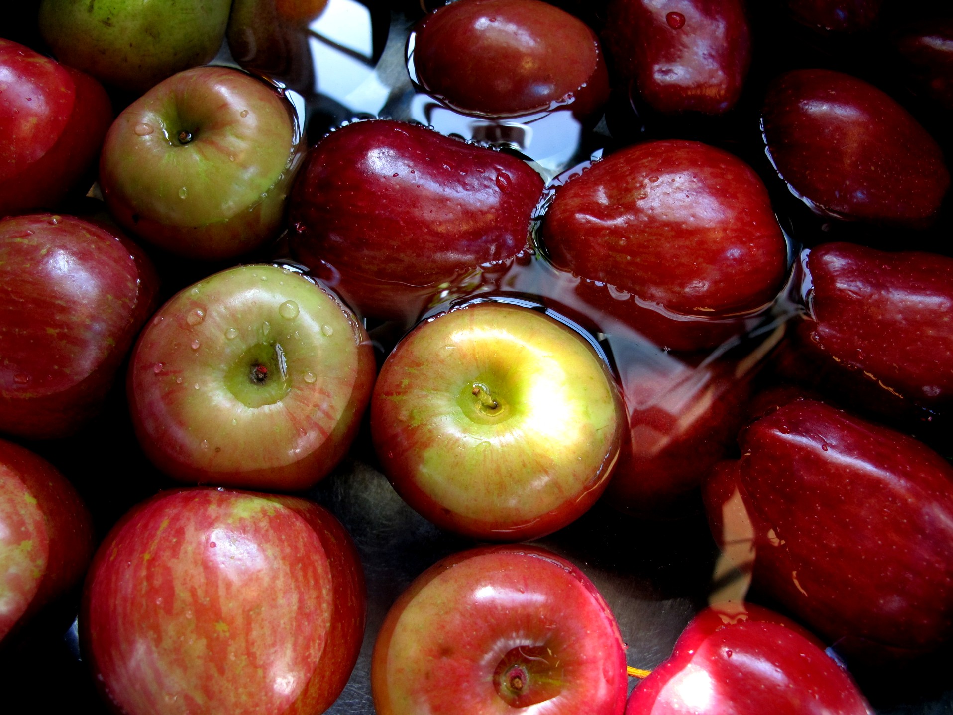 many pieces of ripe red and green apples