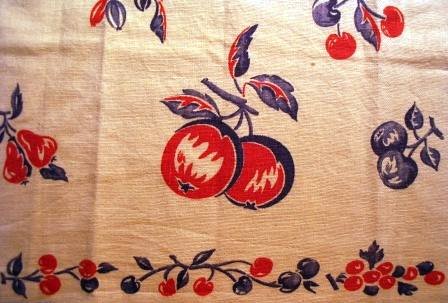 the red apples on the table has many leaves