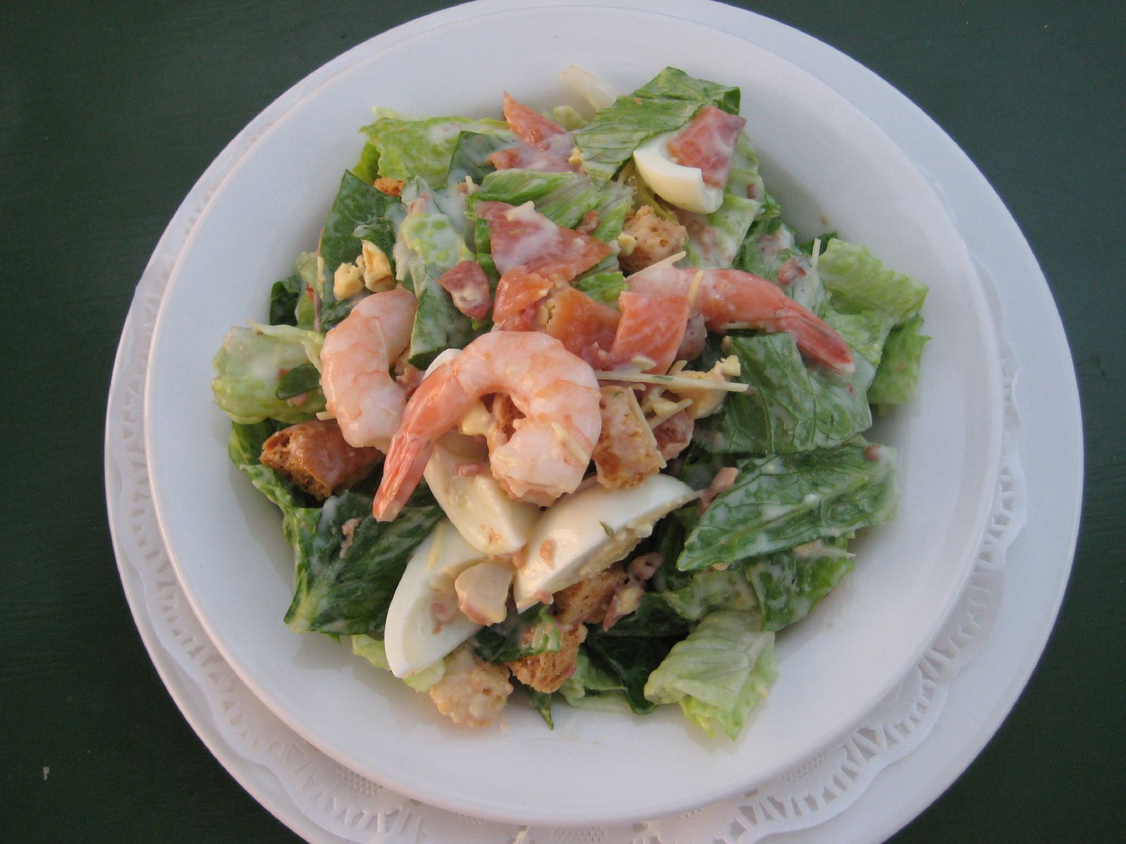 this salad has shrimp, lettuce and croutons