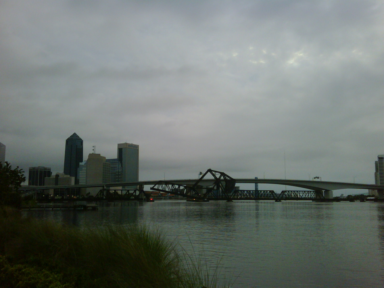 the large bridge has a high span of metal on it