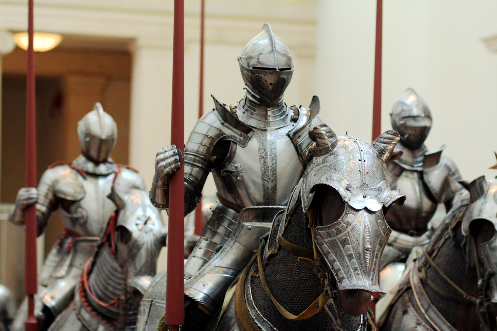 there are many suit of armor on display