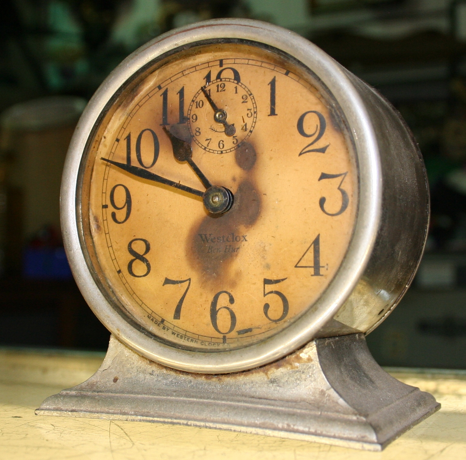 an old fashioned clock sitting on top of a table