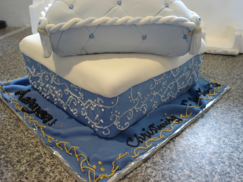 a blue and white cake that looks like a sofa