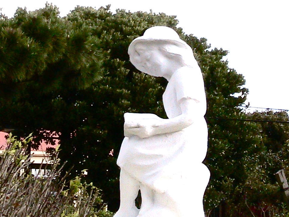 a large statue is sitting in the grass