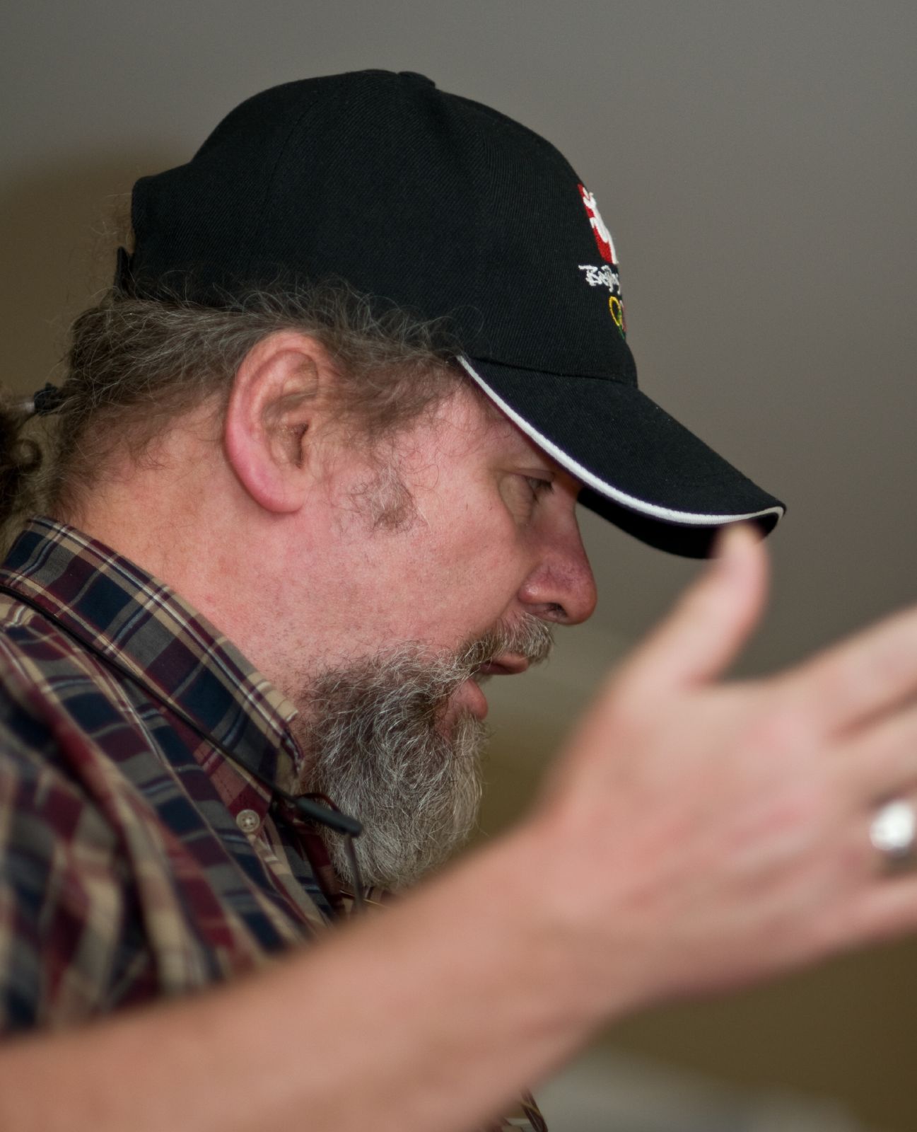 a man wearing a black hat while holding soing