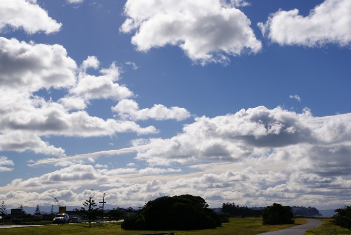 there is a view of the grassy area with clouds