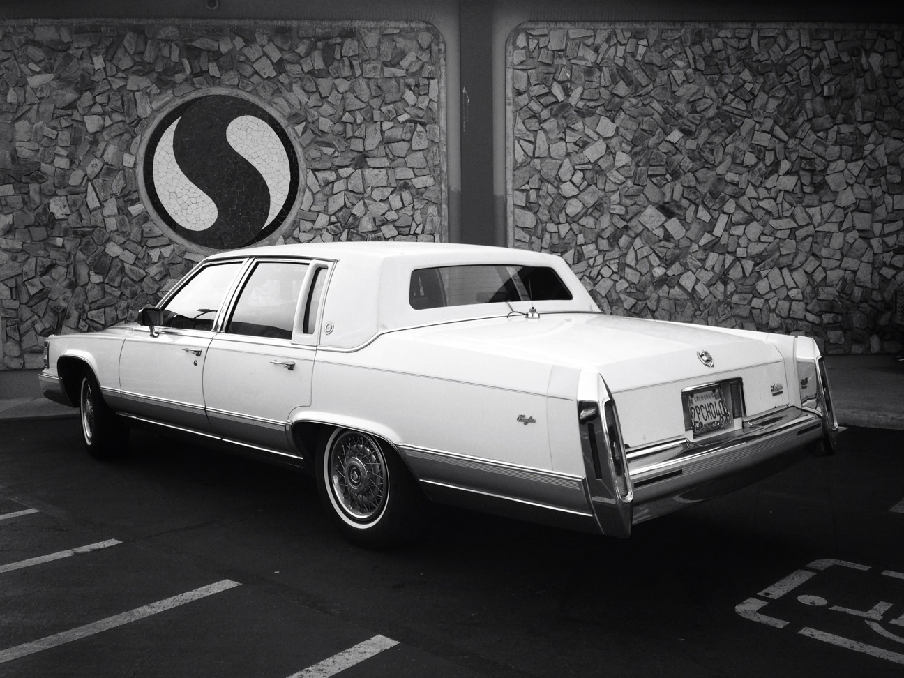 an old fashioned car parked in front of a sign for sedono