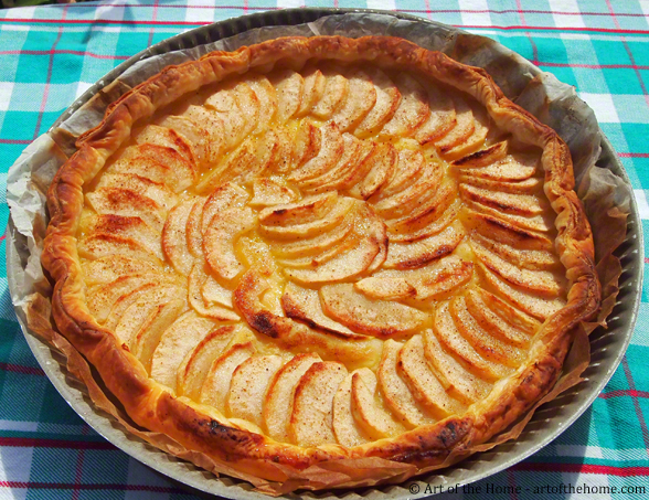 a tart dish with pieces of apple on it