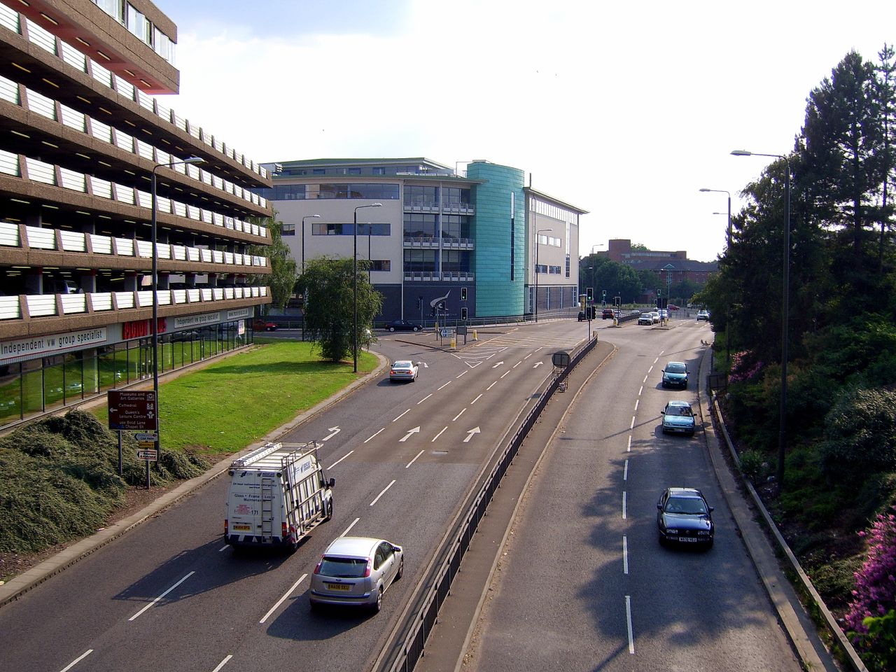 there are many cars on the highway with buildings