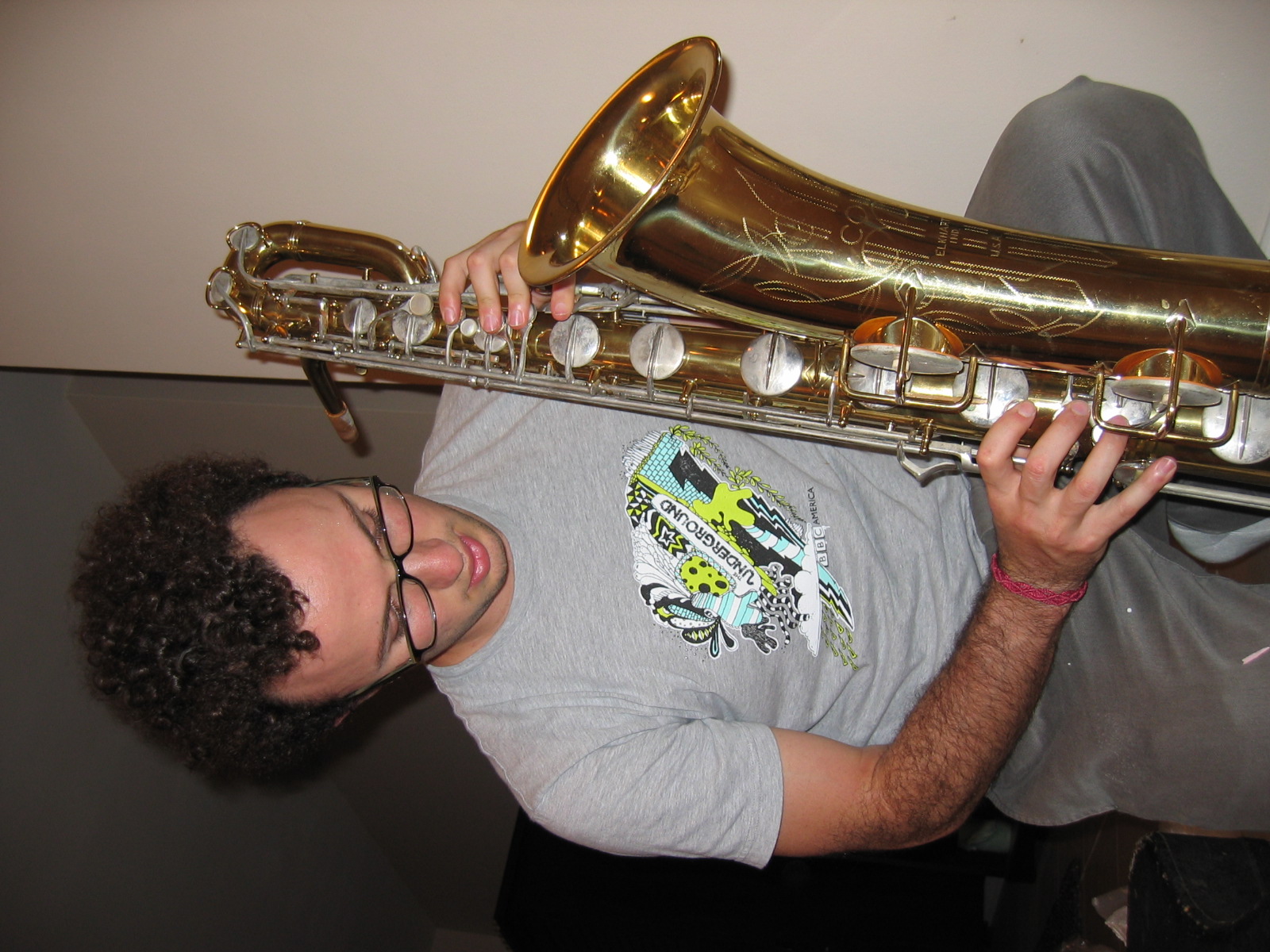 a man playing on his saxophone