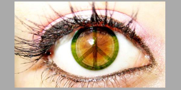 a green eye has a large piece of grass inside of it