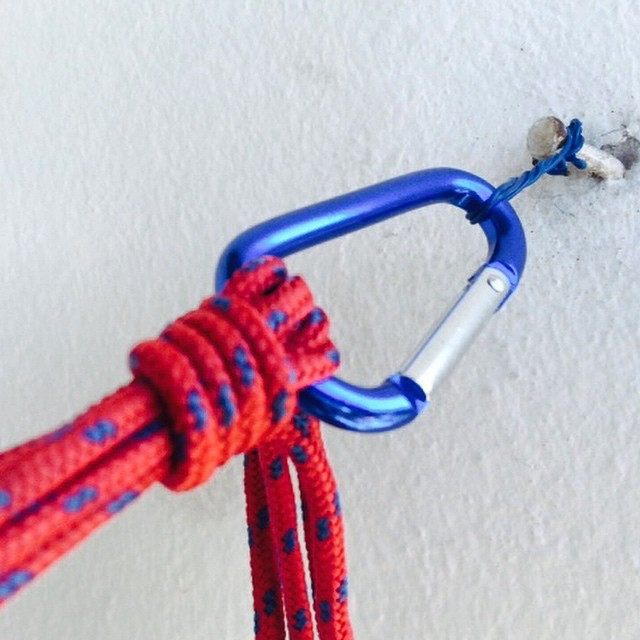 an unfolding carabine hook on a rope