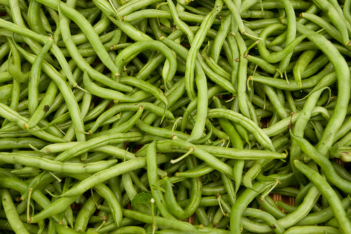 some green beans are gathered next to each other