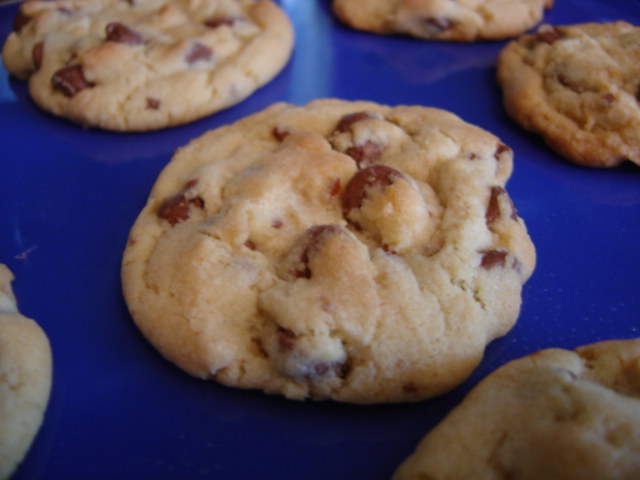 there is a batch of cookies on the blue tray