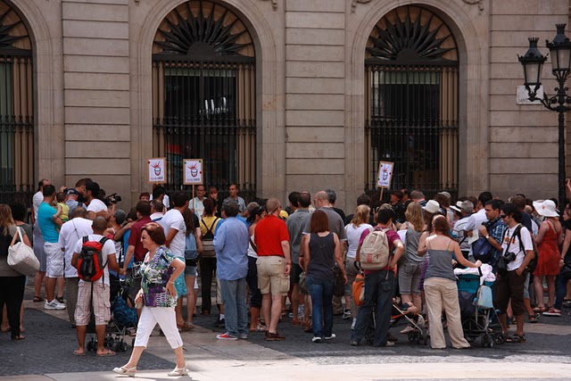 a large group of people gathered in front of a building