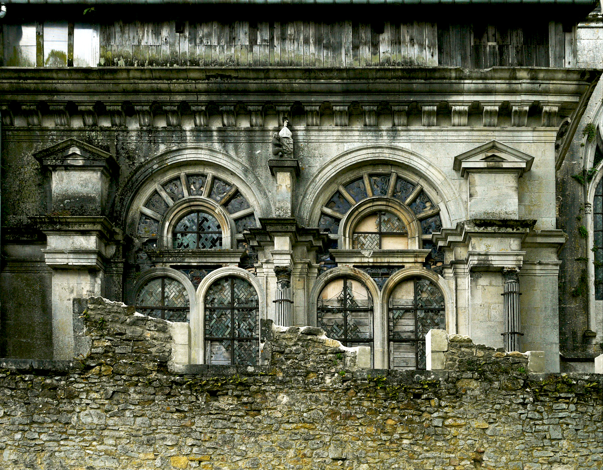 a building has several windows and arches around it