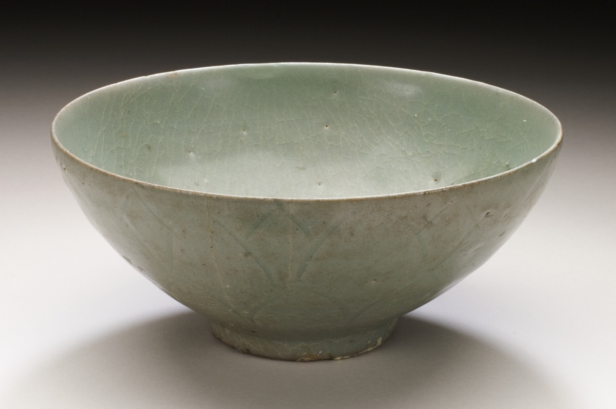 an oval shaped ceramic bowl with a thin top