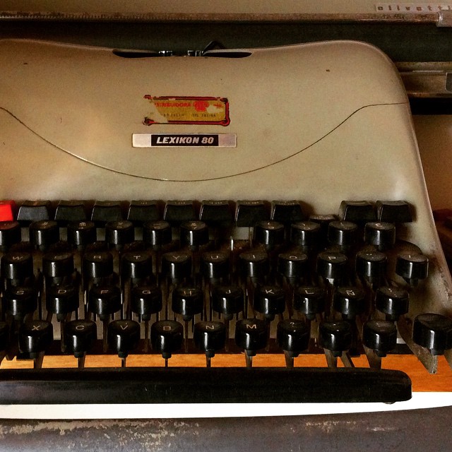 an old fashioned vintage typewriter with a lot of little black s