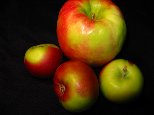 the three apples are arranged neatly on the table
